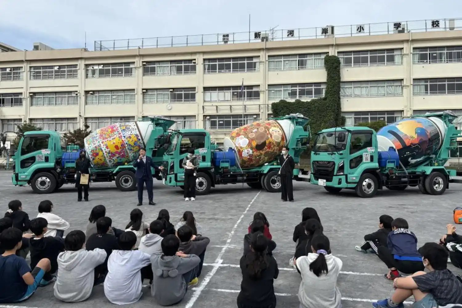 新河岸小学校でのアートミキサー車納車式の様子