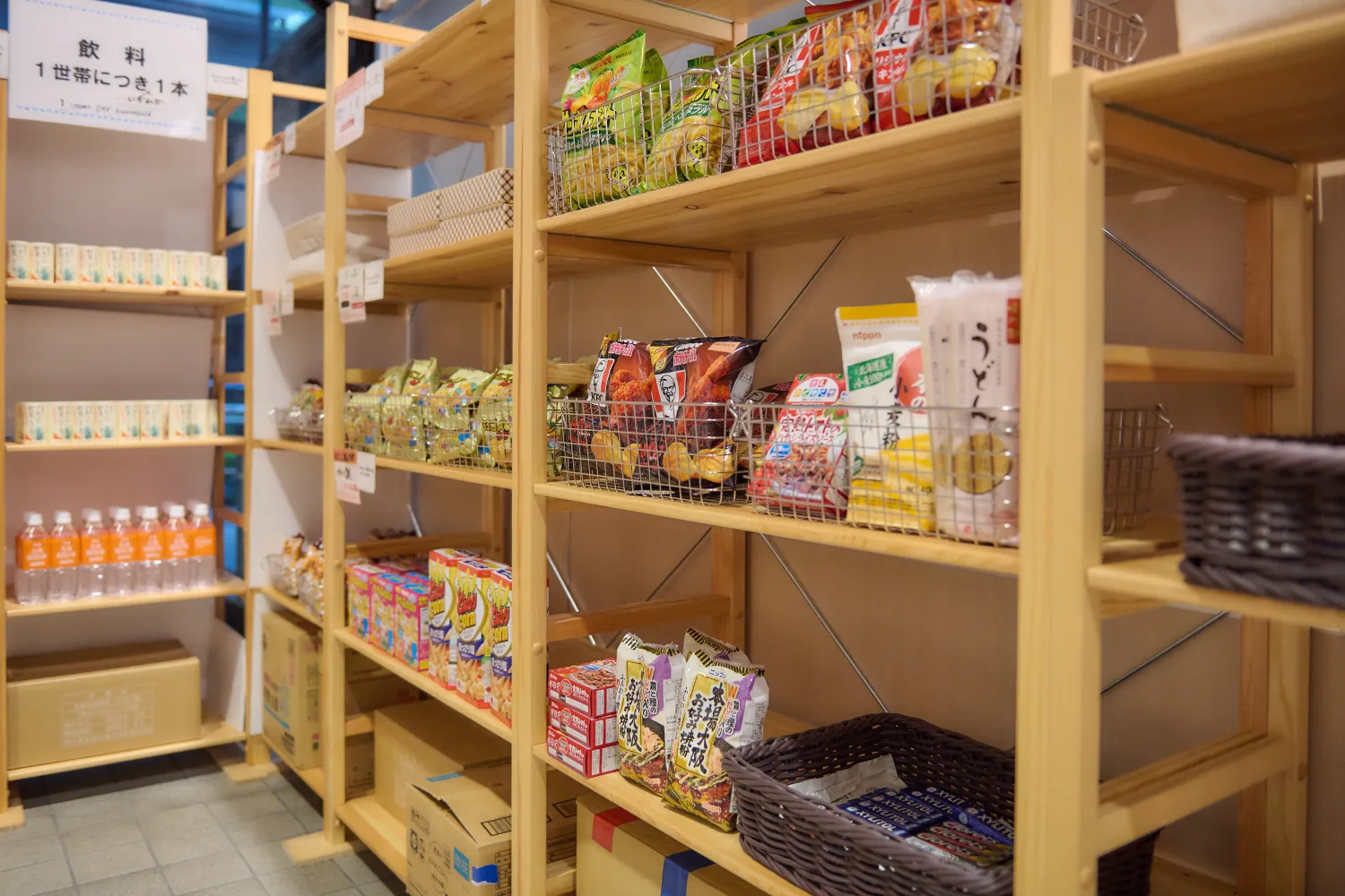 お米や麺類、お肉、お菓子等が並ぶ、街かどフードパントリー