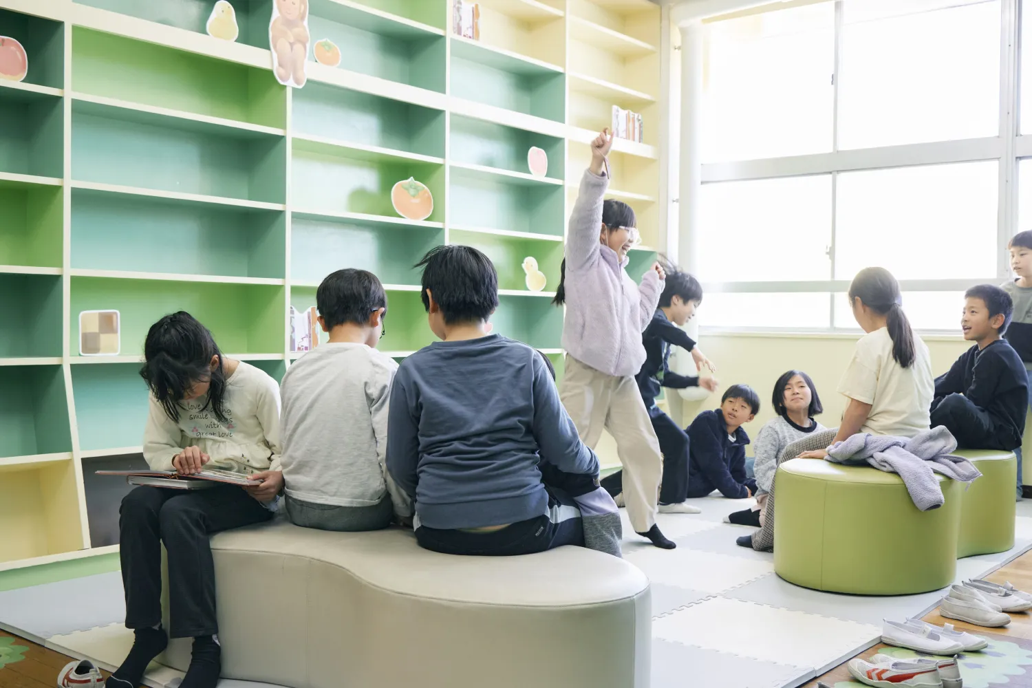 「ほっとルーム」で過ごす児童たち