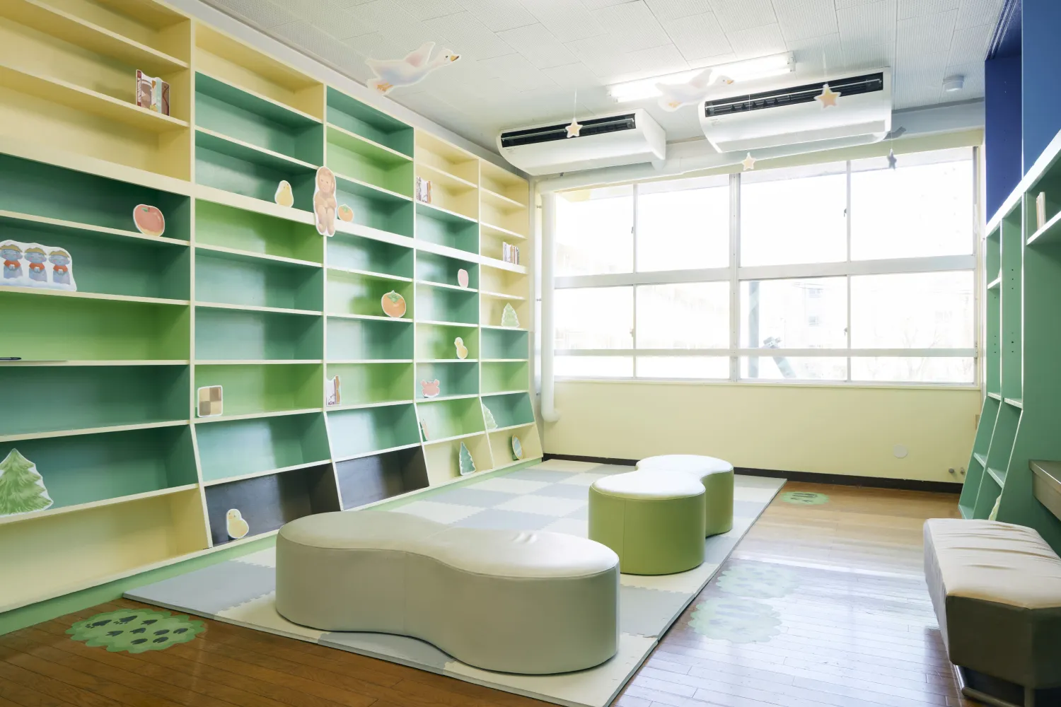 リニューアルされた上板橋第二小学校の「ほっとルーム」。童話などの物語がいくつも隠れている