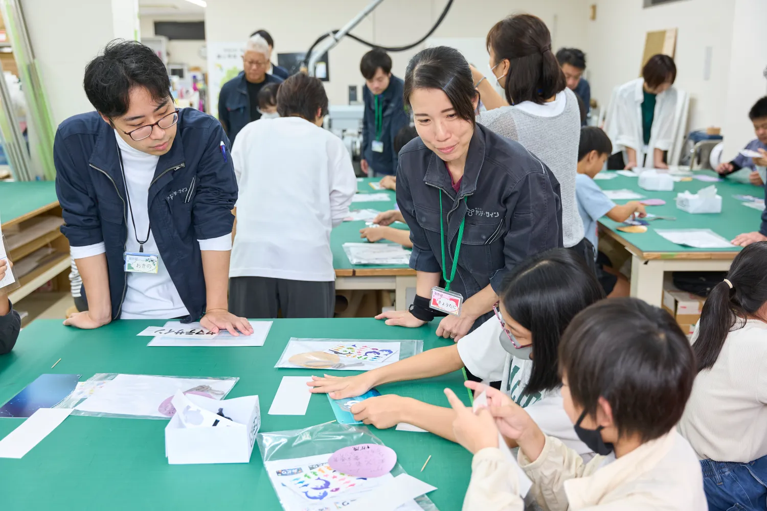 社員とコミュニケーションを取りながら、名前入りプレートを製作