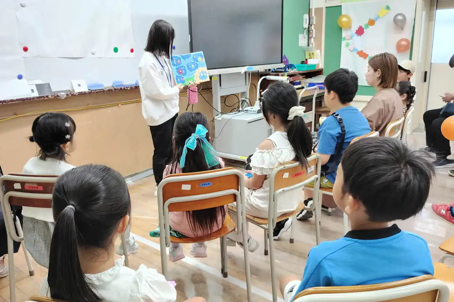 区民まつりではゼミ生が読み聞かせを行った