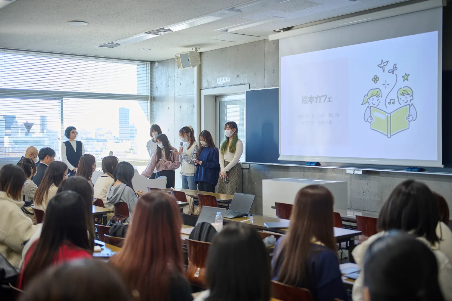 審査により1位に選ばれた「絵本カフェ」事業の発表