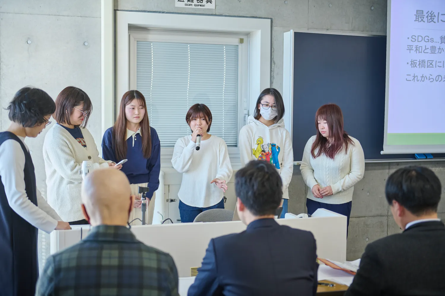 区職員の質疑に応える学生