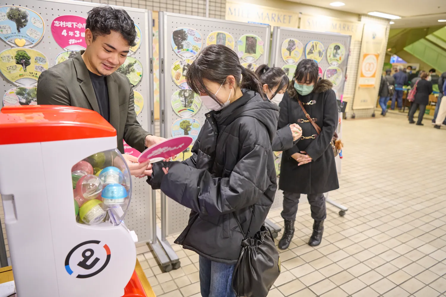 3日間限定で設置されたカプセルトイ。児童の推しの木について書かれた「推しくじ」と缶バッジが入っている