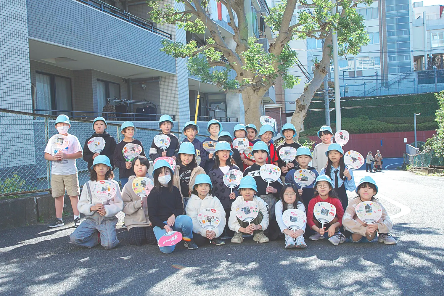 「推しの木」の前で