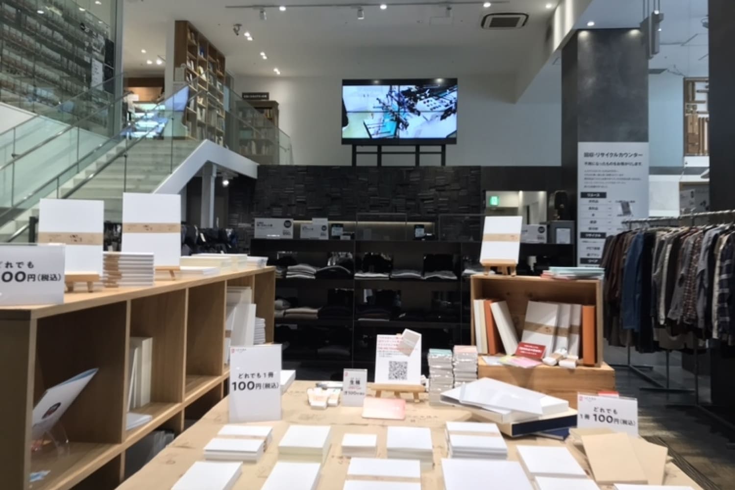 MUJI新宿での束見本販売会の様子