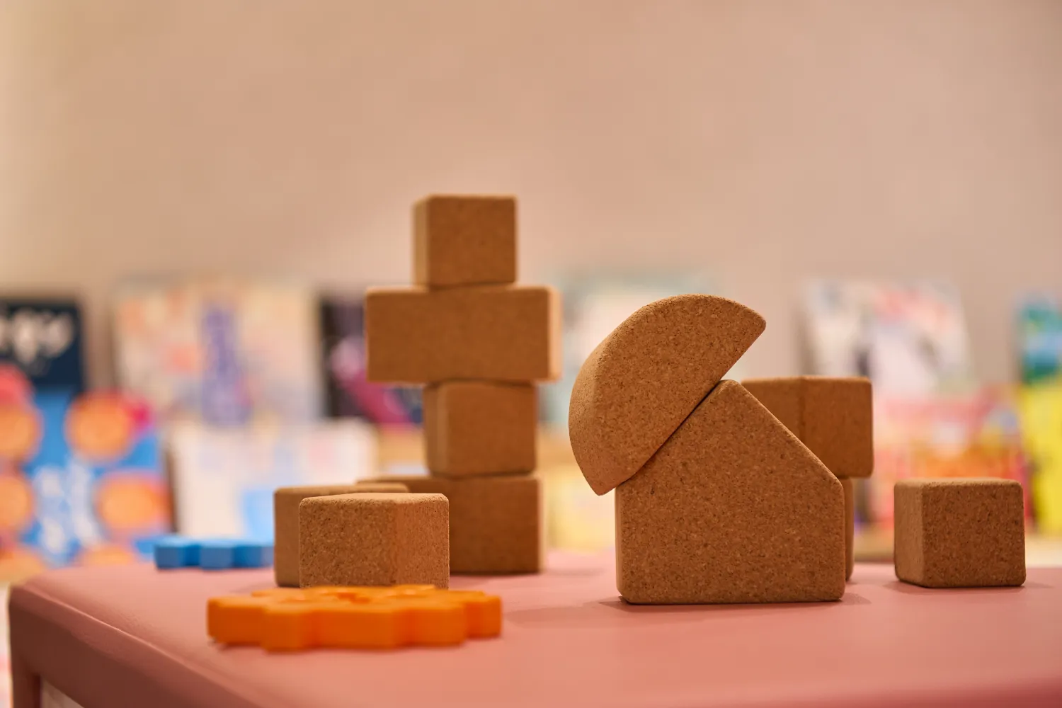 小さな子どもでも積みやすいよう設計されたコルク製の積み木