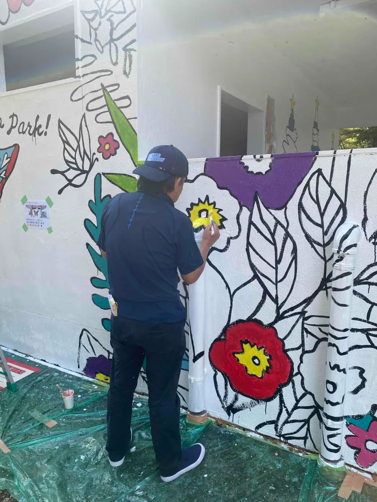 三興塗料の社員自ら色付けを施した