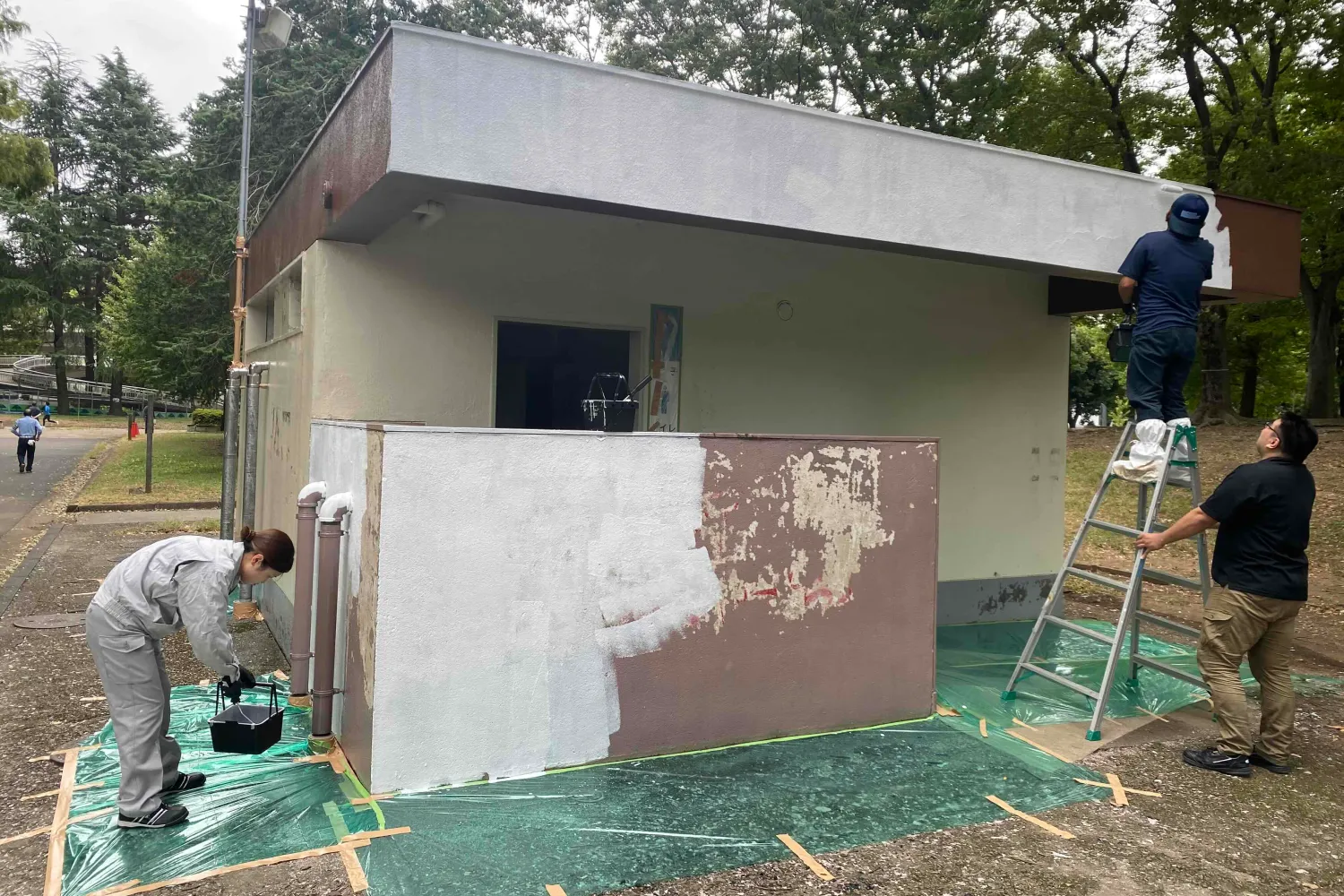 塗装のはがれたトイレを真っ白に塗りなおす作業