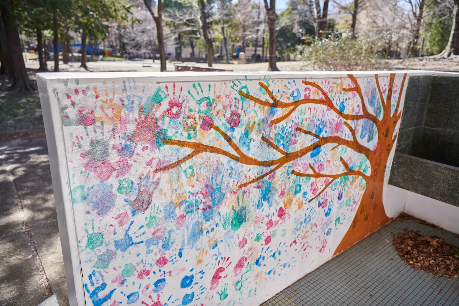 地元の子どもたちには手形アートを残してもらいました