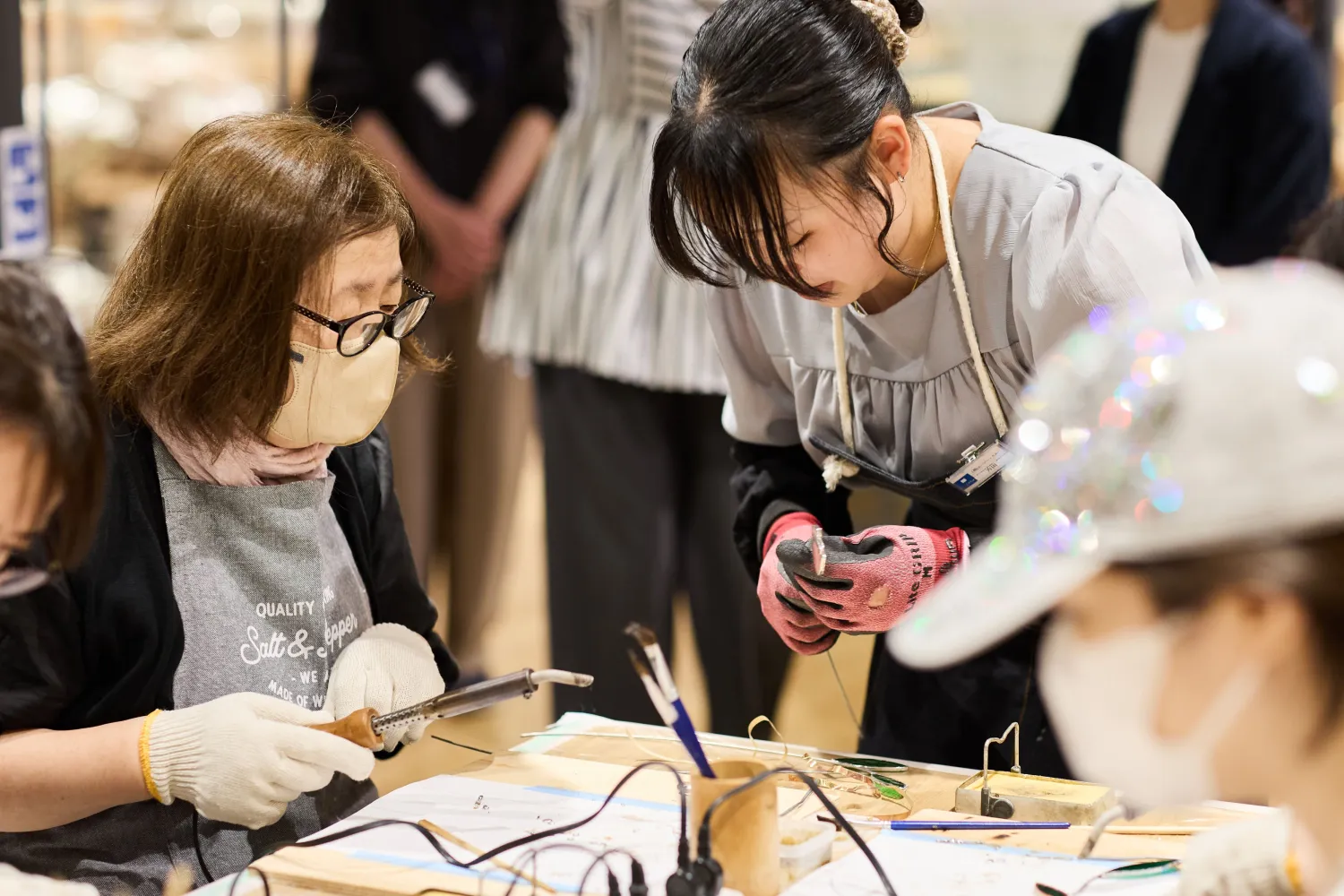 エージー・クルーのスタッフも参加者とコミュニケーションをとり、和やかな雰囲気で制作