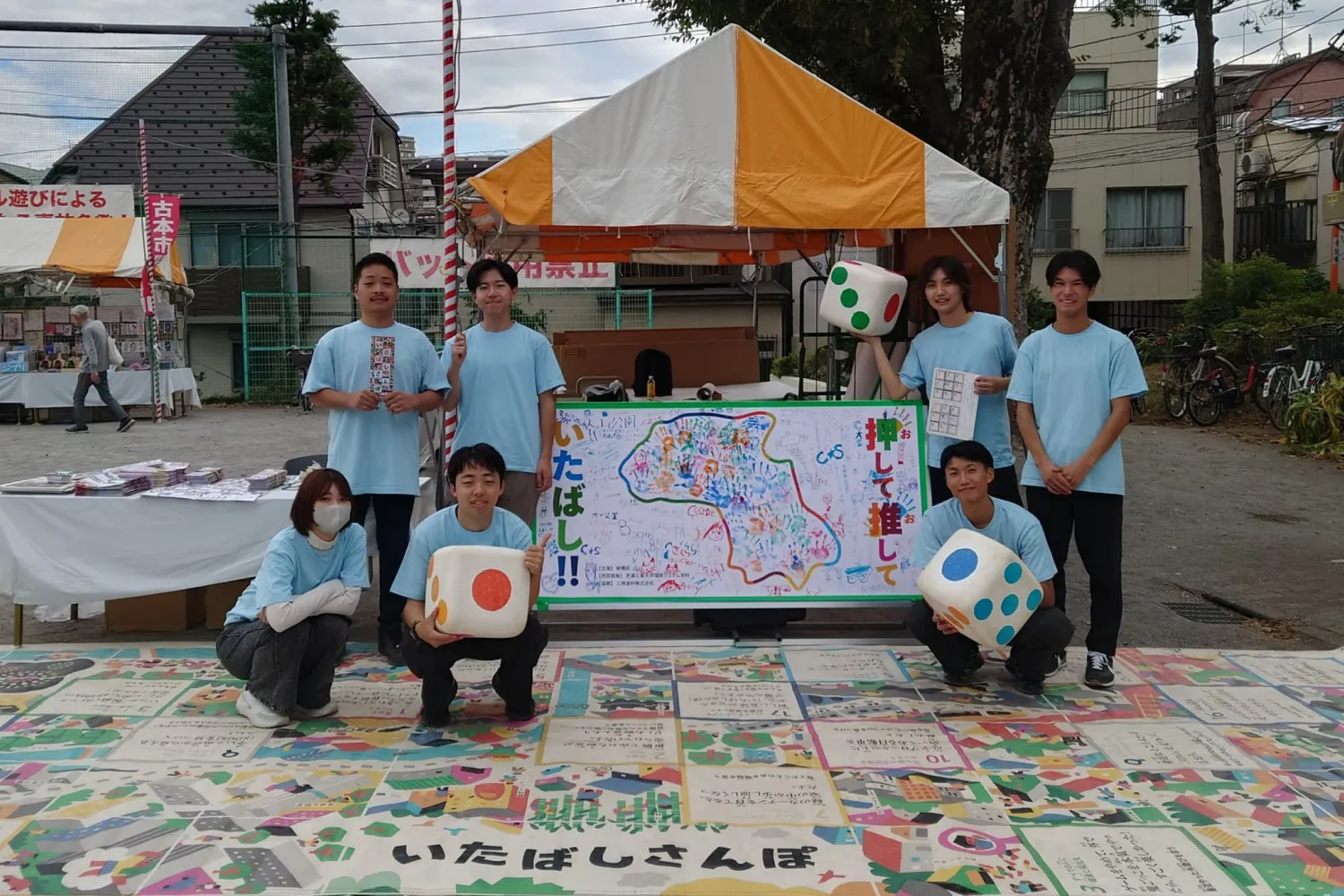 学生の皆さんと完成した手形アート