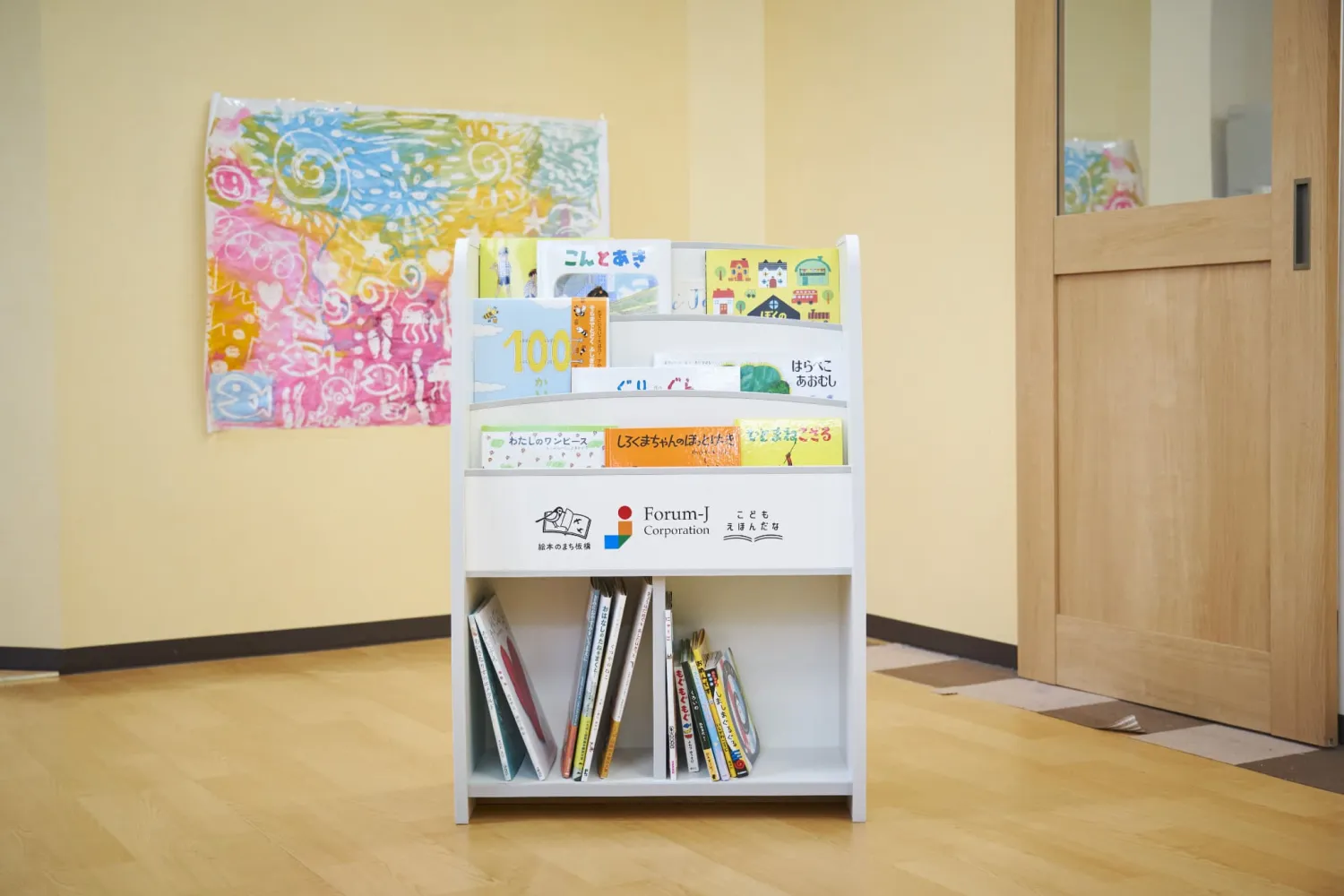 CanDay下赤塚教室に寄贈された絵本棚と絵本